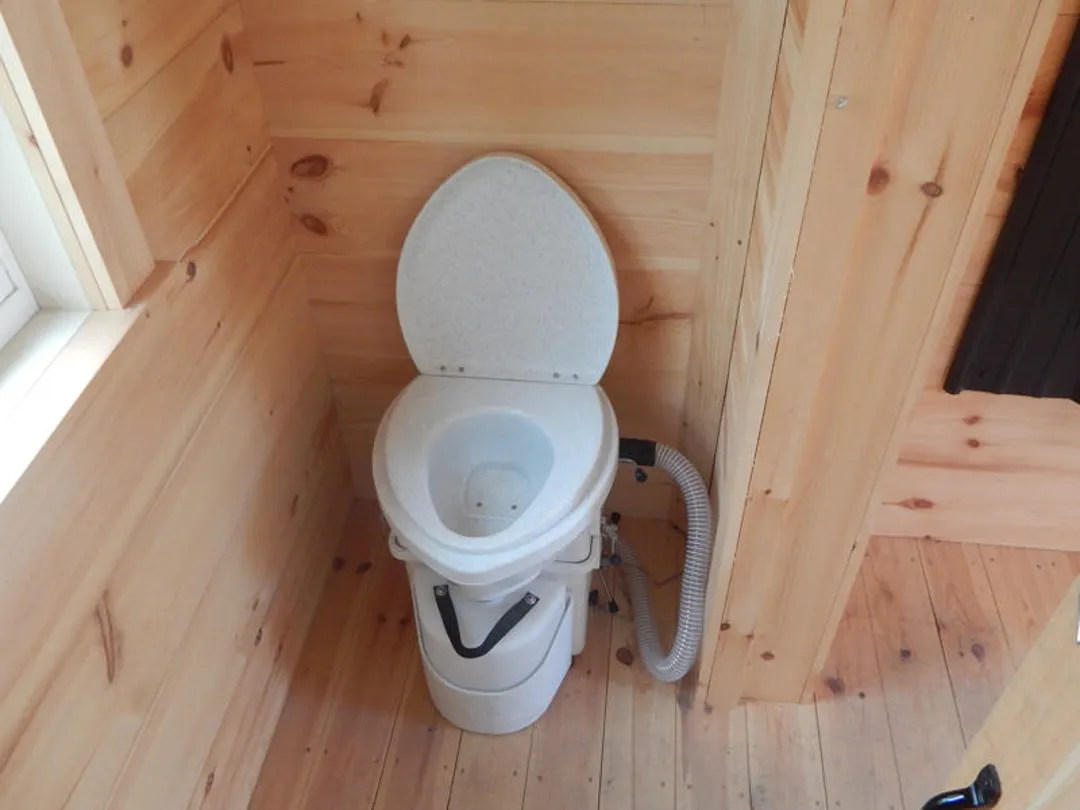 The Benefits of Using a Composting Toilet in an Off-Grid Setting
